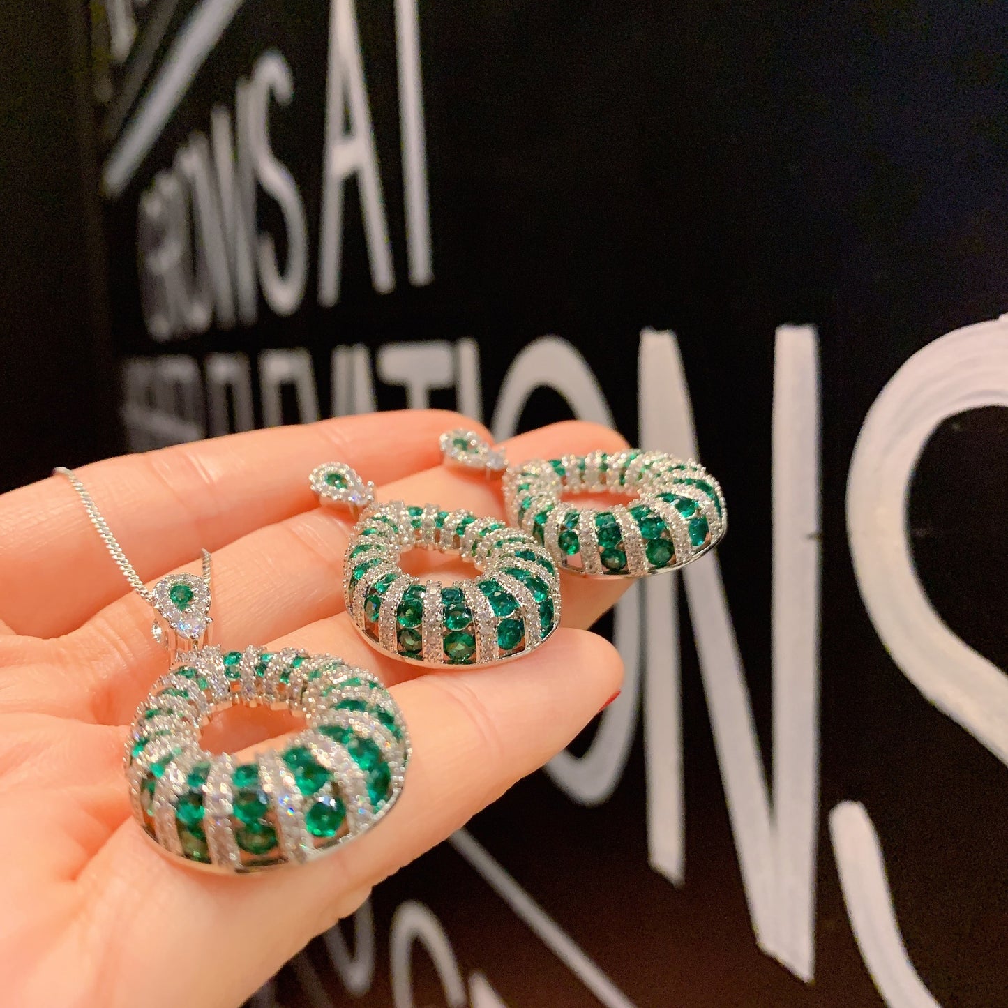 Magnificent Emerald Color Earrings & Necklace Pendant For Women