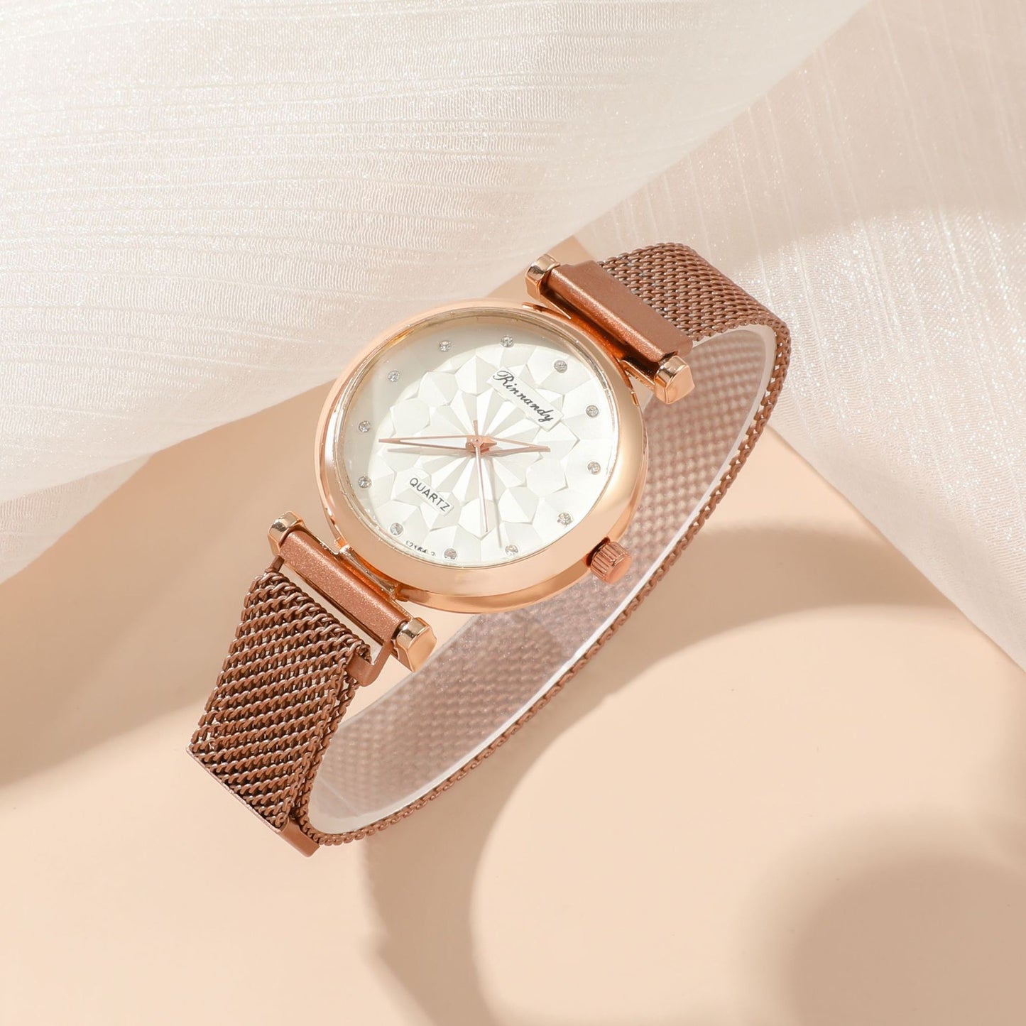 Women's Quartz Wrist Watch With Five-piece Set.