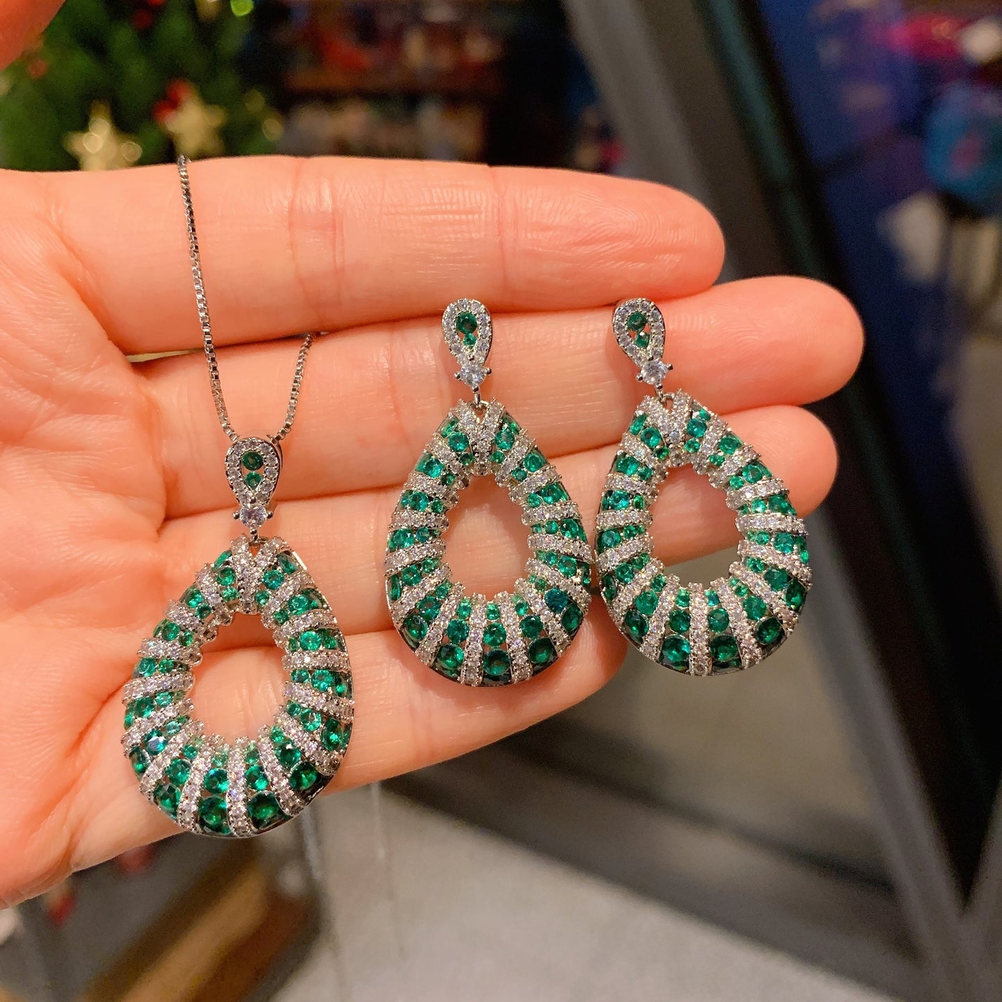 Magnificent Emerald Color Earrings & Necklace Pendant For Women